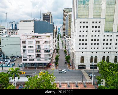 Vue aérienne de Malecon Simon Bolivar à Guayaquil, un lieu de loisirs pour les habitants et les touristes près de la ville. Banque D'Images