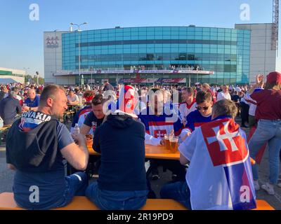 Riga, Lettonie. 12th mai 2023. Les fans slovaques boivent de la bière dans la zone des fans devant Arena Riga crédit: Alexander Welscher/dpa/Alamy Live News Banque D'Images