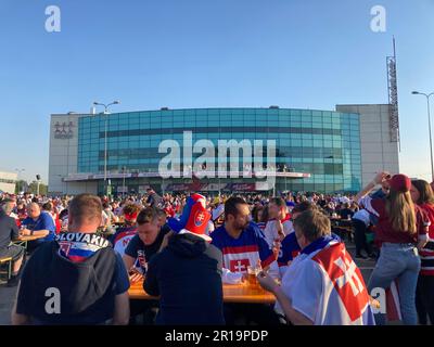 Riga, Lettonie. 12th mai 2023. Les fans slovaques boivent de la bière dans la zone des fans devant Arena Riga crédit: Alexander Welscher/dpa/Alamy Live News Banque D'Images