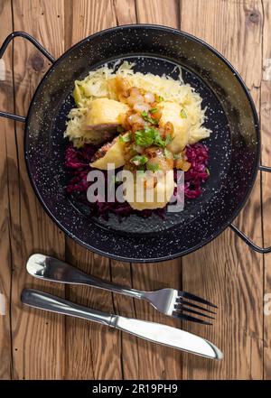 boulettes fourrées de viande fumée servies avec du chou rouge et blanc Banque D'Images