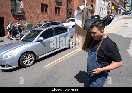 Seattle, États-Unis. 3rd mai 2023. Une personne passant par le marché de Pike place. Banque D'Images