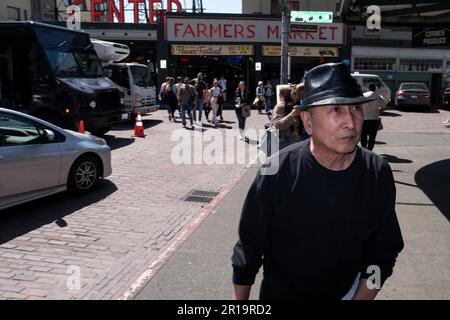 Seattle, États-Unis. 3rd mai 2023. Une personne visitant le marché de Pike place. Banque D'Images