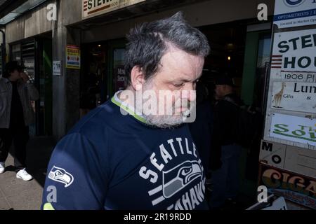 Seattle, États-Unis. 3rd mai 2023. Une personne visitant le marché de Pike place. Banque D'Images