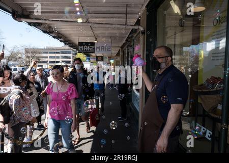 Seattle, États-Unis. 3rd mai 2023. Personnes visitant le marché de Pike place. Banque D'Images