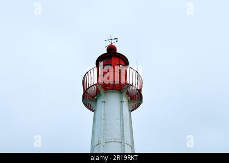 Le phare de Trouville-sur-Mer contre un ciel bleu en France Banque D'Images