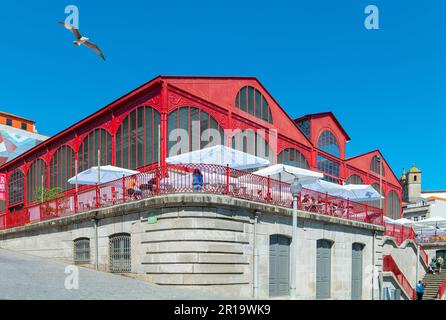 Porto, Portugal - 19 avril 2023: L'ancien marché couvert avec un bar-restaurant en plein air sur la place do Infante Banque D'Images