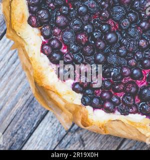 Macro vue de tarte maison ouverte avec des baies d'été sur une table en bois. Vue de dessus. Tarte aux baies. Tarte au cassis fraîchement cuite. Pâtisseries gourmandes Banque D'Images