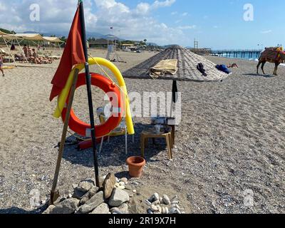 Bouée ronde non-naufrage de vie rouge pour la sécurité pour sauver la vie des gens noyés touristes sur la plage dans un chaud est tropical pays sud para Banque D'Images