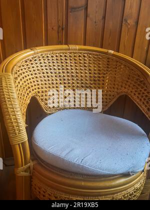 Un grand fauteuil brun naturel en paille, rotin, mobilier de jardin en osier. Banque D'Images