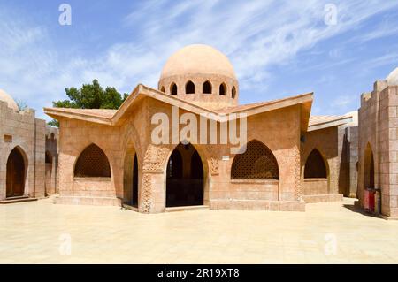Petites belles maisons en pierre argileuses arabes islamiques musulmanes avec des dômes ronds dans le désert avec des palmiers dans un pays tropical. Banque D'Images