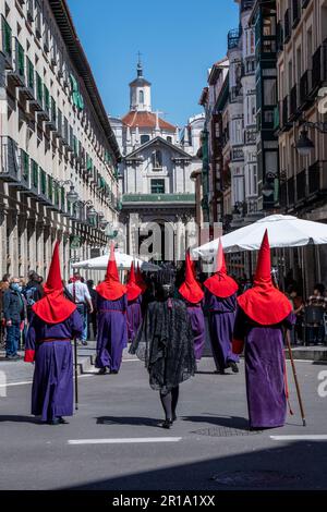 Membres de l'Hermandad del Santo Cristo de los Artilleros lors d'une procession Semana Santa à Valladolid, Espagne Banque D'Images