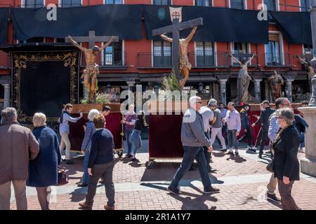 Des statues d'un Jésus crucifié se sont rassemblées sur la Plaza Mayor pendant le Santa Semana à Valladolid, en Espagne Banque D'Images