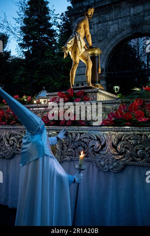 Un penitent de Hermandad Penitencial de Ntro. Padre Jesús Atado a la Columna pendant le processus de la Sagrada Psion del Redentor Valladolid, Espagne Banque D'Images