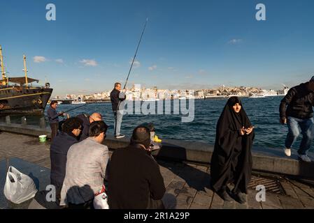 Istanbul, Turquie. 10th novembre 2022. Les gens vus au port d'Istanbul à Istanbul. (Photo de John Wreford/SOPA Images/Sipa USA) crédit: SIPA USA/Alay Live News Banque D'Images