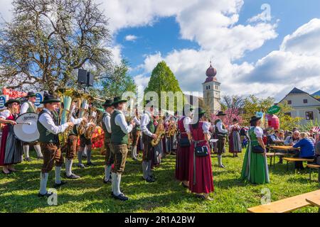 Puch BEI Weiz: église dans le village Puch BEI Weiz, groupe musical à l'Apfelblütenfest (festival de la pomme Blossom) à Steirisches Thermenland - Oststeiermark, Ste Banque D'Images