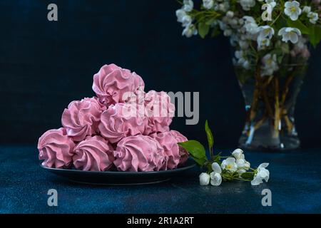 zephyr rose sur une plaque sur fond bleu foncé Banque D'Images