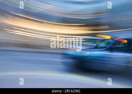 Un taxi londonien en voiture. Prise de vue utilisant une longue exposition pour créer un flou de mouvement Banque D'Images