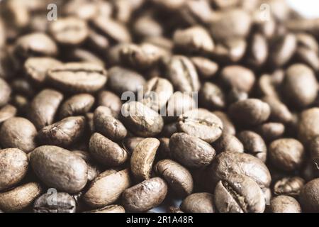 Belle texture de grains de café naturel parfumé fraîchement torréfiés, grains de café Arabica, Robusta. Espace de copie, bac Banque D'Images