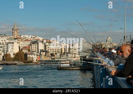 Istanbul, Turquie. 9th novembre 2022. Pêcheurs turcs vus sur le pont de Galata qui traverse l'estuaire de la Corne d'Or avec l'emblématique Tour de Galata en arrière-plan. (Credit image: © John Wreford/SOPA Images via ZUMA Press Wire) USAGE ÉDITORIAL SEULEMENT! Non destiné À un usage commercial ! Banque D'Images