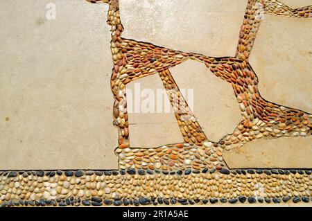 Texture d'un mur de pierre, routes de pierres, briques, pavés, tuiles avec des coutures de sable de gris ancien naturel jaune avec des bords tranchants. Le dos Banque D'Images