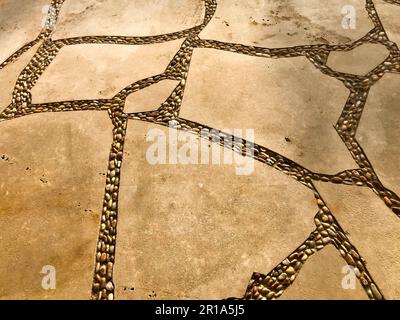 La texture de la surface de la route de la belle nature vieux, vieux, éclats jaunes de pierres, pavés, maçonnerie avec des coutures irrégulières de s Banque D'Images