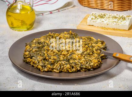 Plat grec espagnol d'épinards et de riz dans une sauce tomate Banque D'Images