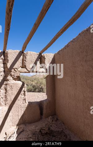 Détail architectural d'une Hacienda d'adobe abandonnée près de Calingasta, province de San Juan, Argentine. Banque D'Images