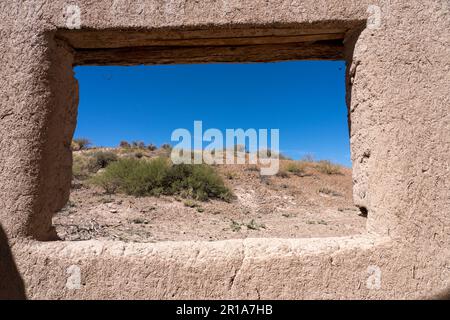 Détail architectural d'une Hacienda d'adobe abandonnée près de Calingasta, province de San Juan, Argentine. Banque D'Images
