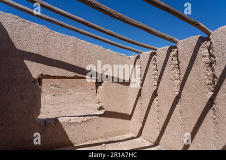 Détail architectural d'une Hacienda d'adobe abandonnée près de Calingasta, province de San Juan, Argentine. Banque D'Images