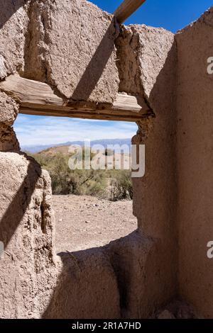 Détail architectural d'une Hacienda d'adobe abandonnée près de Calingasta, province de San Juan, Argentine. Banque D'Images