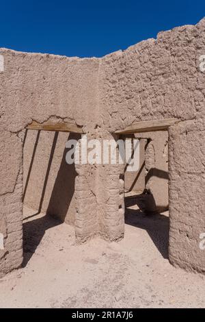 Détail architectural d'une Hacienda d'adobe abandonnée près de Calingasta, province de San Juan, Argentine. Banque D'Images