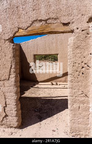 Détail architectural d'une Hacienda d'adobe abandonnée près de Calingasta, province de San Juan, Argentine. Banque D'Images