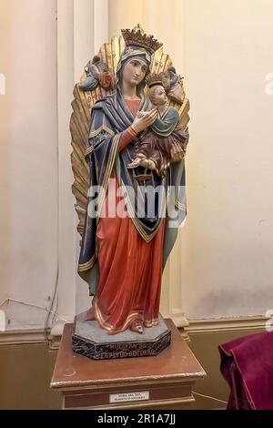 Statue de notre Dame des Sorrows perpétuels avec l'enfant Christ dans l'église San Vicente Ferrer à Godoy Cruz, Mendoza, Argentine. Banque D'Images