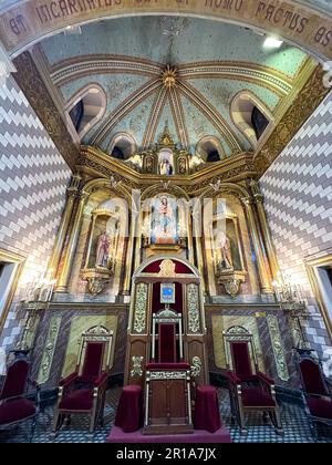 La chaise de cathédra ou d'évêque et le retable principal dans l'abside de la cathédrale notre-Dame de Loreto, Mendoza, Argentine. Banque D'Images