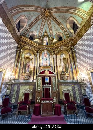 La chaise de cathédra ou d'évêque et le retable principal dans l'abside de la cathédrale notre-Dame de Loreto, Mendoza, Argentine. Banque D'Images