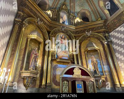 Le dos de la cathédra ou de la chaise de l'évêque et le retable principal dans l'abside de la cathédrale notre-Dame de Loreto, Mendoza, Argentine. Banque D'Images