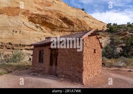 Chalet historique en pierre de Behunin construit par un colon pionnier en 1883 dans ce qui est maintenant le parc national de Capitol Reef, Utah. Banque D'Images