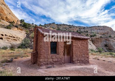 Chalet historique en pierre de Behunin construit par un colon pionnier en 1883 dans ce qui est maintenant le parc national de Capitol Reef, Utah. Banque D'Images