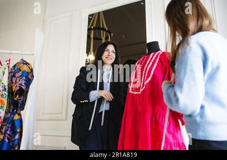 deux couturiers créent des vêtements en studio. Banque D'Images