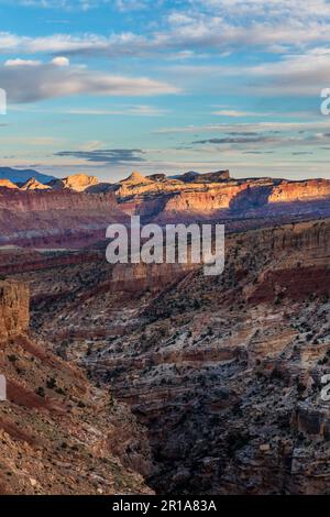 Lumière du coucher du soleil sur les formations du parc national Capitol Reef, vue depuis Sunset point, au bord du Canyon de Sulpur Creek. Banque D'Images