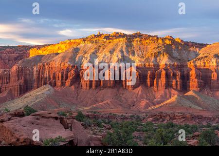 Coucher de soleil sur la Mummy Cliff depuis Panorama point dans le parc national de Capitol Reef dans l'Utah. Les formations ressemblent à des rangées de momies égyptiennes. Banque D'Images