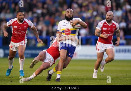 Sam Kasiano de Warrington Wolves s'éloigne de Jez Litten de Hull KR pendant la Super League de Betfred au stade Halliwell Jones, à Warrington. Date de la photo: Vendredi 12 mai 2023. Banque D'Images