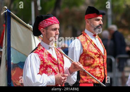 Des hommes sardes vêtus de costumes traditionnels folkloriques, avec des éléments uniques représentant la région d'où ils viennent, se joignent au festival de la fête de Saint Efisio Banque D'Images