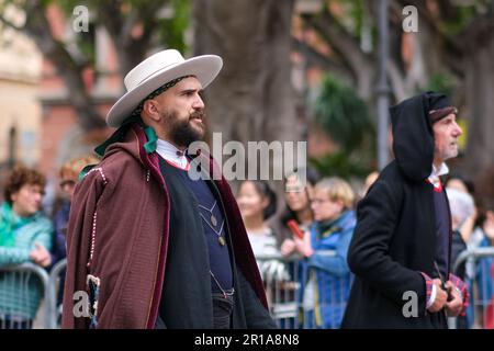 Des hommes sardes vêtus de costumes traditionnels folkloriques, avec des éléments uniques représentant la région d'où ils viennent, se joignent au festival de la fête de Saint Efisio Banque D'Images