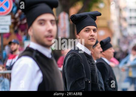 Des hommes sardes vêtus de costumes traditionnels folkloriques, avec des éléments uniques représentant la région d'où ils viennent, se joignent au festival de la fête de Saint Efisio Banque D'Images