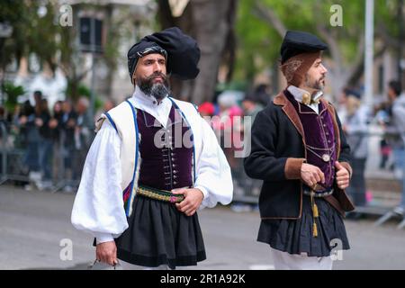 Des hommes sardes vêtus de costumes traditionnels folkloriques, avec des éléments uniques représentant la région d'où ils viennent, se joignent au festival de la fête de Saint Efisio Banque D'Images