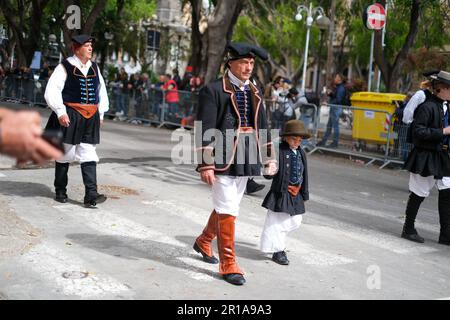 Des hommes sardes vêtus de costumes traditionnels folkloriques, avec des éléments uniques représentant la région d'où ils viennent, se joignent au festival de la fête de Saint Efisio Banque D'Images