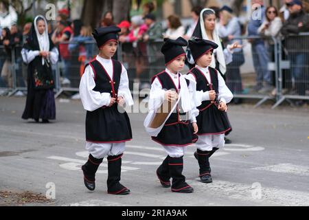 Les garçons sardes, vêtus de leurs costumes traditionnels, avec des éléments uniques représentant la région d'où ils viennent, se joignent au festival de la fête de Saint Efisio Banque D'Images