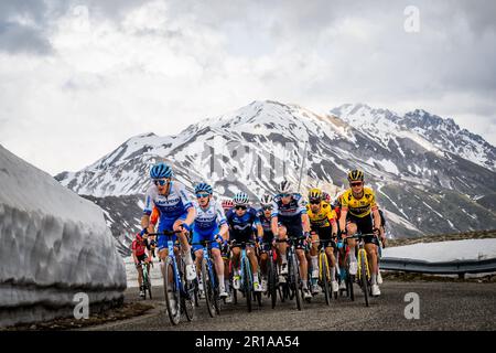 Capua, Italie. 12th mai 2023. Le pack de cavaliers photographiés en action pendant la phase 7 de la course de vélo Giro d'Italia 2023, de Capua à Gran Sasso d'Italia (218km), en Italie, vendredi 12 mai 2023. Le Giro 2023 a lieu du 06 au 28 mai 2023. BELGA PHOTO JASPER JACOBS crédit: Belga News Agency/Alay Live News Banque D'Images