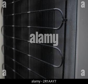 Image horizontale du serpentin du condenseur du réfrigérateur ou de l'arrière du réfrigérateur ou du réfrigérateur. Banque D'Images